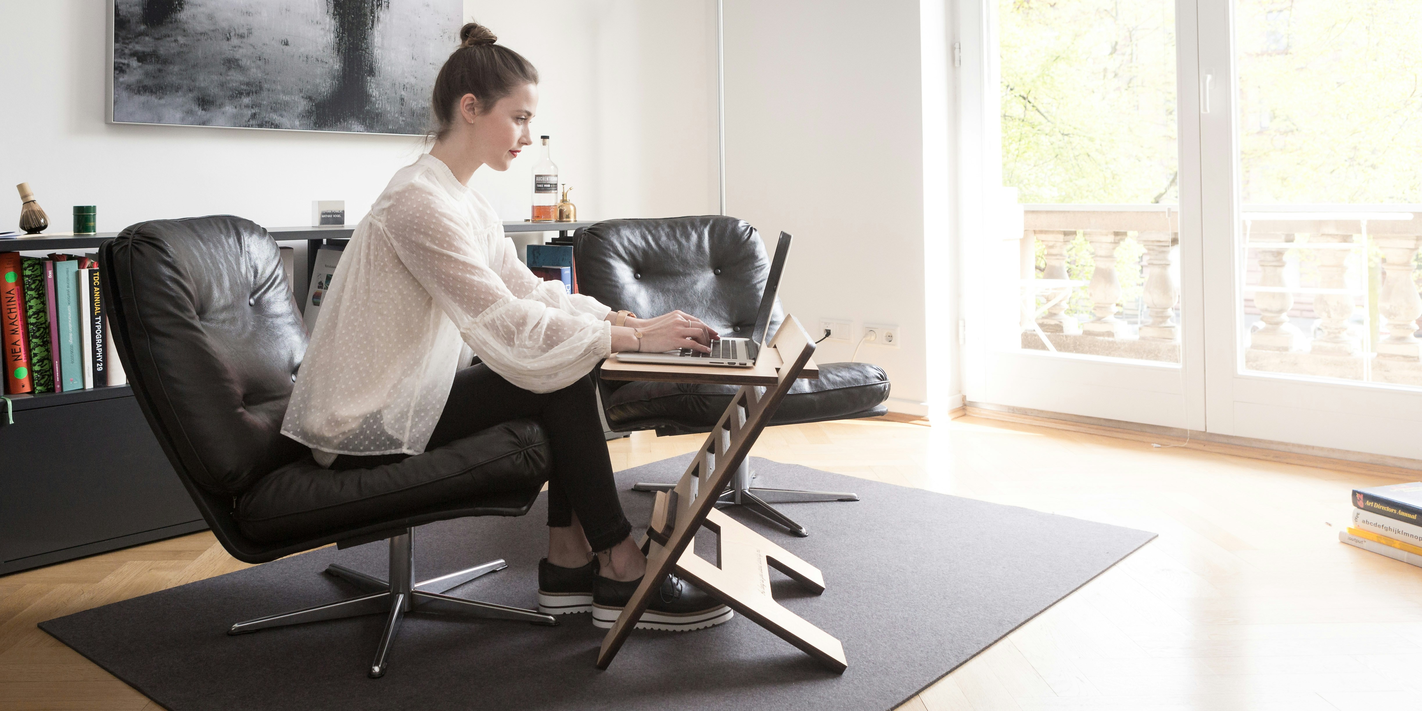 Warm werkplek met koffie en laptop